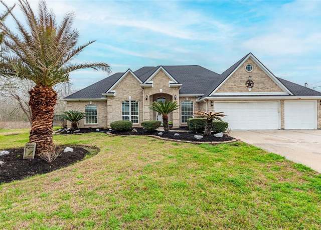 Property at 1027 27th St, Dickinson, TX 77539, 4 beds, 2.5 baths