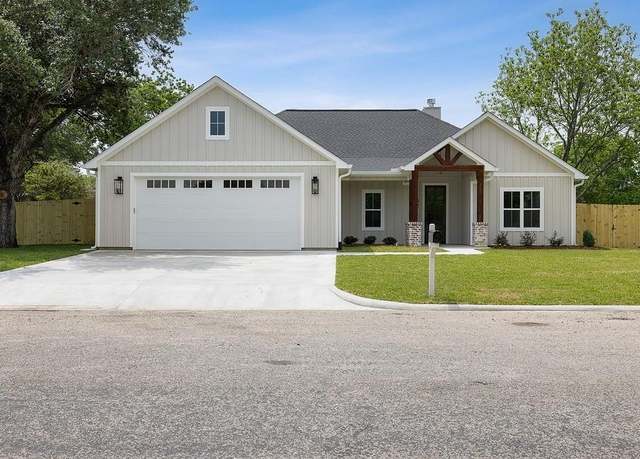Property at 102 Tekla St, Weimar, TX 78962, 3 beds, 2 baths