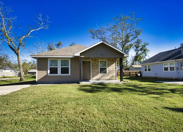 Property at 308 W Pearl St, Brazoria, TX 77422, 3 beds, 2 baths