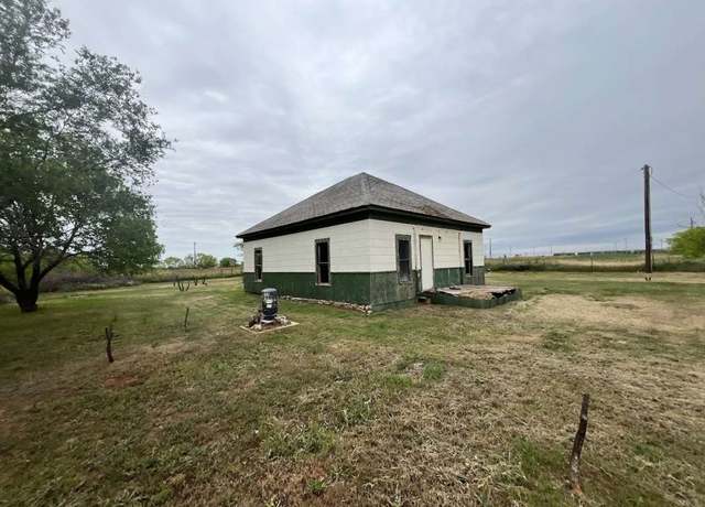 Property at 300 E Curtis St, Quanah, TX 79252, 1 bed, 1 bath