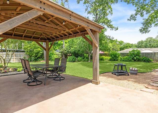Property at 508 Williamsburg Cir, Friendswood, TX 77546, 4 beds, 2 baths