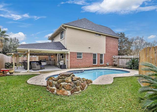Property at 318 Dunford Ct, Highlands, TX 77562, 4 beds, 2.5 baths