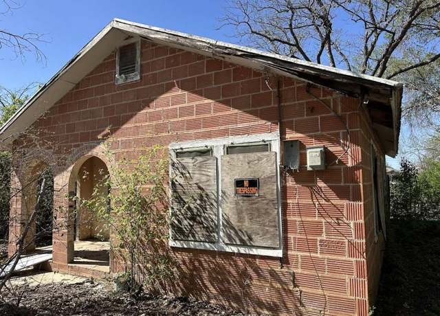 Property at 2112 15th St, Hondo, TX 78861, 2 beds, 1 bath