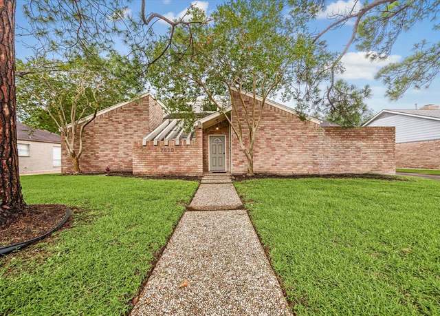 Property at 7619 Bankside Dr, Houston, TX 77071, 4 beds, 2.5 baths