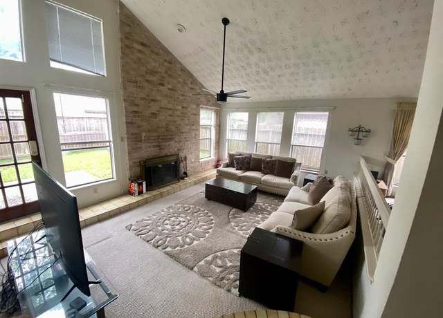 Property at 1903 Barons Gln, Sugar Land, TX 77478, 3 beds, 2 baths
