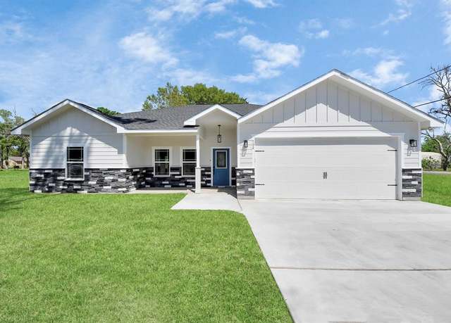Property at 702 Clara Ave, El Campo, TX 77437, 3 beds, 2.5 baths
