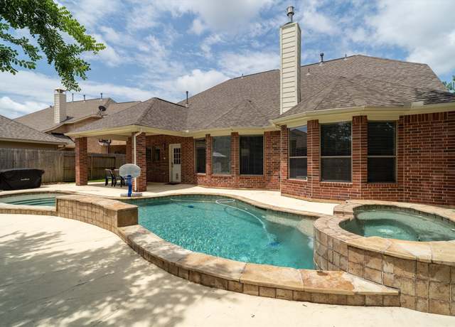 Property at 112 Grand Creek Dr, League City, TX 77573, 4 beds, 3.5 baths