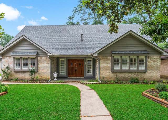 Property at 2 Brewster St, Conroe, TX 77301, 4 beds, 2.5 baths