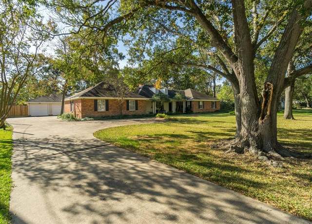 Property at 410 Lakeshore Dr, El Lago, TX 77586, 4 beds, 2.5 baths