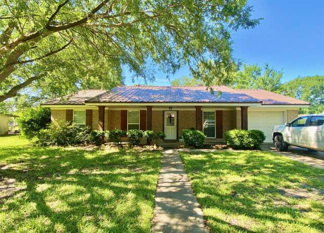 Property at 685 West 4th St, Groveton, TX 75845, 3 beds, 2.5 baths