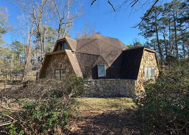 Property at 425 Carriage Trl, Conroe, TX 77316, 4 beds, 2.5 baths