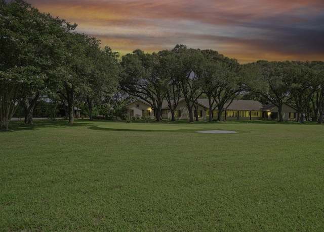 Property at 514 E Bayshore Dr, Palacios, TX 77465, 4 beds, 3.5 baths