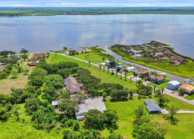 Property at 514 E Bayshore Dr, Palacios, TX 77465, 4 beds, 3.5 baths