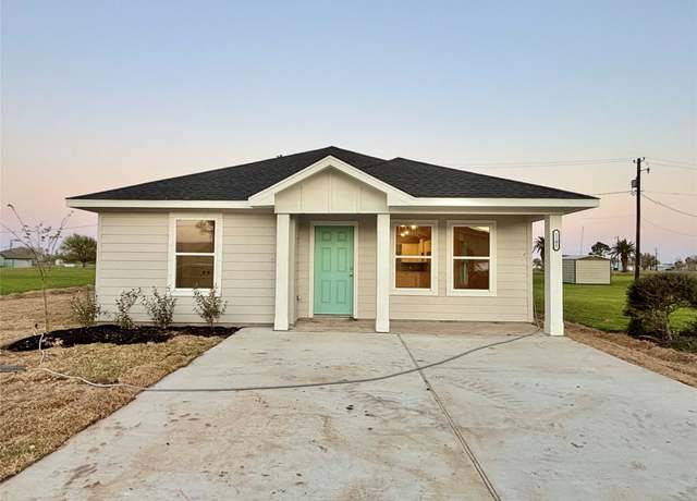 Property at 1105 W Bayshore Dr, Palacios, TX 77465, 3 beds, 2 baths