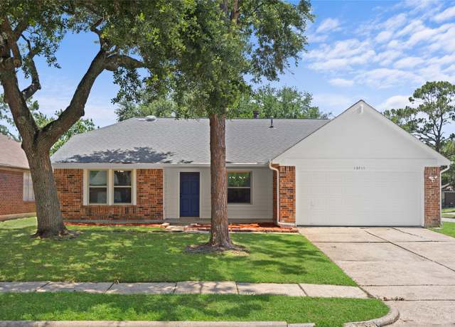 Property at 15711 Pilgrim Hall Dr, Friendswood, TX 77546, 4 beds, 2 baths