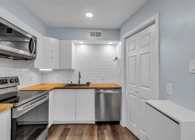 Property at 386 N Post Oak Ln, Houston, TX 77024, 2 beds, 2.5 baths