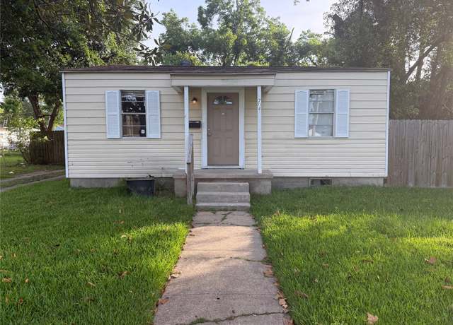 Property at 704 E Defee Ave, Baytown, TX 77520, 3 beds, 1 bath
