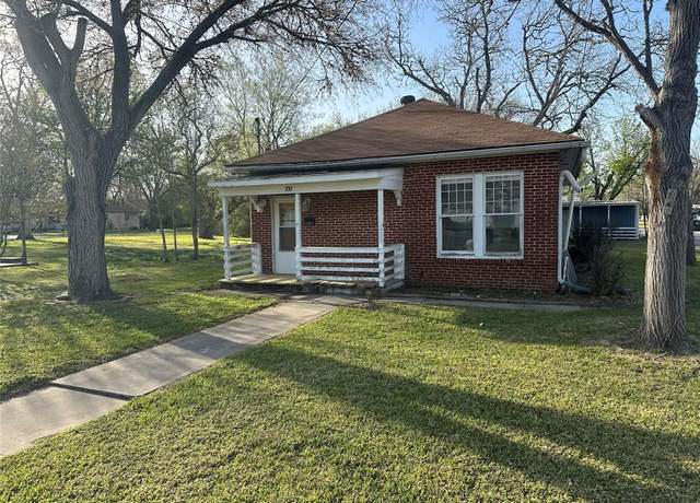 Property at 700 E 5th St, Hallettsville, TX 77964, 2 beds, 1.5 baths