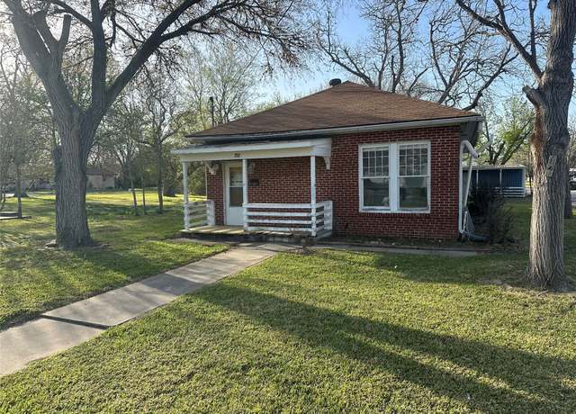 Property at 700 E 5th St, Hallettsville, TX 77964, 2 beds, 1.5 baths