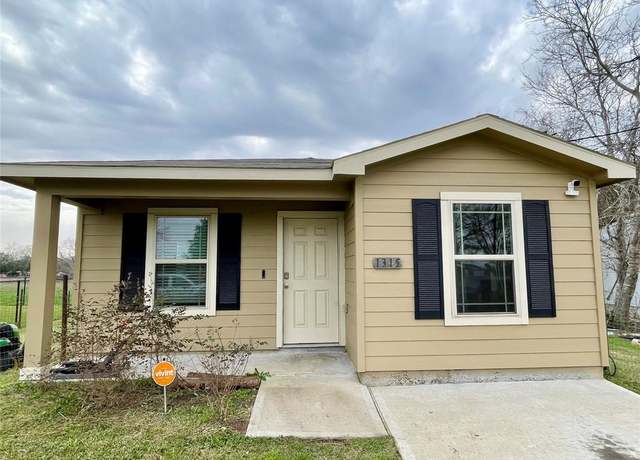 Property at 1315 Sam St, El Campo, TX 77437, 3 beds, 1 bath