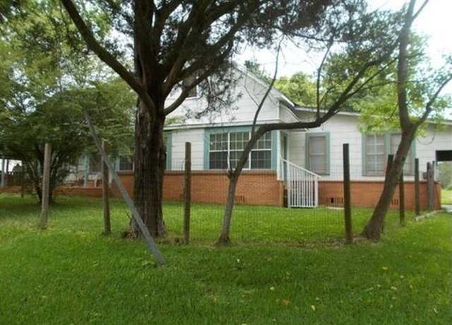Property at 435 E Avenue J, Silsbee, TX 77656, 4 beds, 2.5 baths