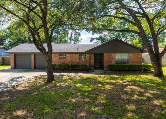 Property at 2002 Willowbend St, Conroe, TX 77301, 3 beds, 2 baths
