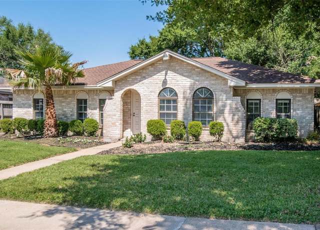 Property at 13722 Woodchester Dr, Sugar Land, TX 77498, 3 beds, 2 baths