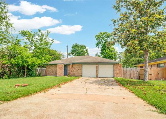 Property at 112 Birch St, Lake Jackson, TX 77566, 3 beds, 2 baths