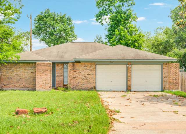 Property at 112 Birch St, Lake Jackson, TX 77566, 3 beds, 2 baths