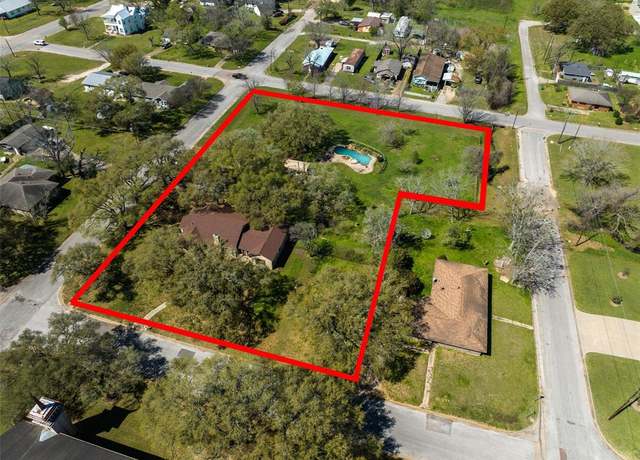 Property at 633 14th St, Hempstead, TX 77445, 3 beds, 2 baths