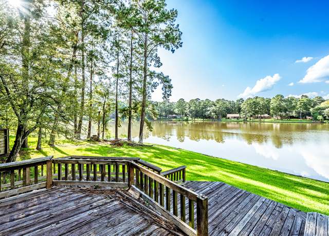 Property at 1915 E Lake Dr, Huntsville, TX 77340, 3 beds, 3.5 baths