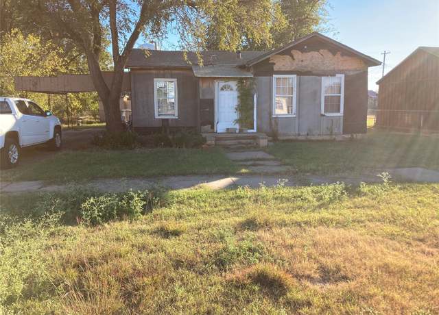Property at 903 W 8th St, Quanah, TX 79252, 3 beds, 1 bath