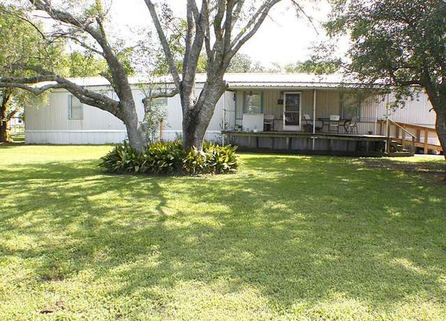 Property at 371 Serene Dr E, Victoria, TX 77905, 3 beds, 2 baths