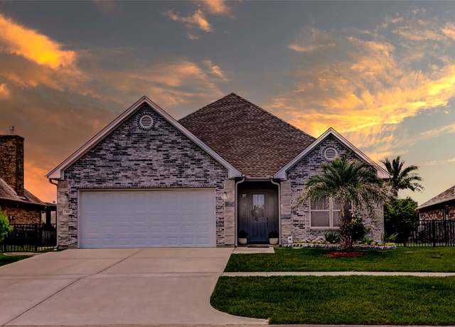 Property at 321 Twin Timbers Ln, Kemah, TX 77565, 3 beds, 3 baths