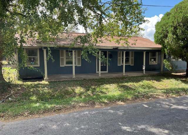 Property at 1408 Austin St, Bay City, TX 77414, 2 beds, 2.5 baths