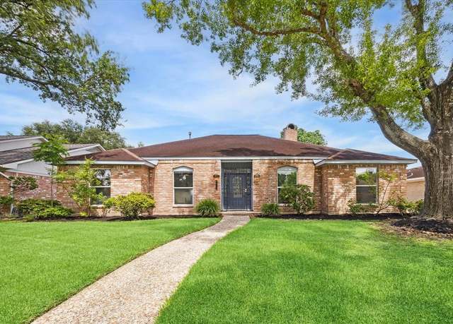 Property at 10827 Paulwood Dr, Houston, TX 77071, 4 beds, 2.5 baths