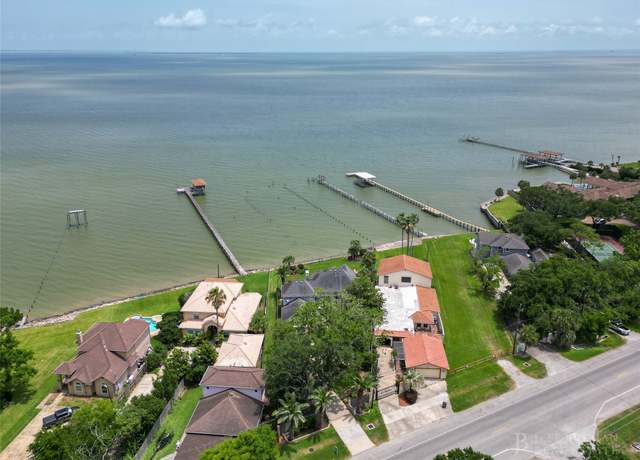 Property at 5123 W Bayshore Dr, Bacliff, TX 77518, 3 beds, 3 baths