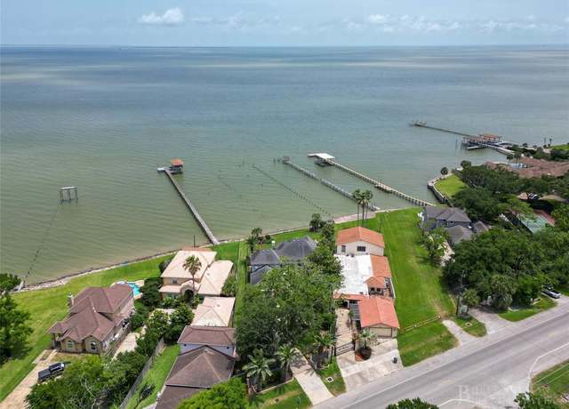 Property at 5123 W Bayshore Dr, Bacliff, TX 77518, 3 beds, 3 baths