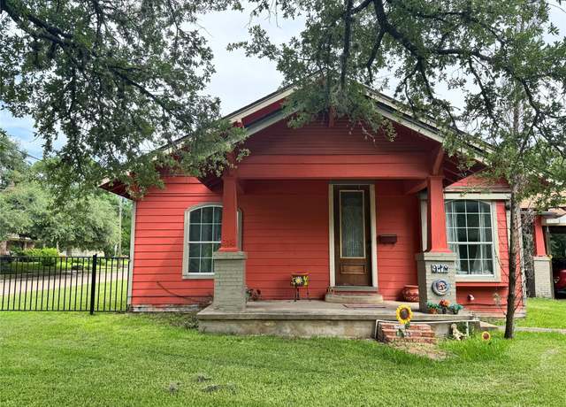 Property at 918 E Mcalpine St, Navasota, TX 77868, 3 beds, 1.5 baths