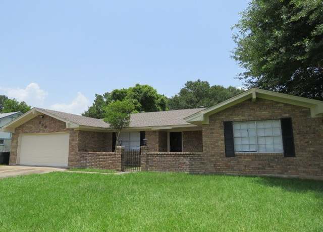 Property at 800 Cactus St, Bridge City, TX 77611, 3 beds, 2 baths