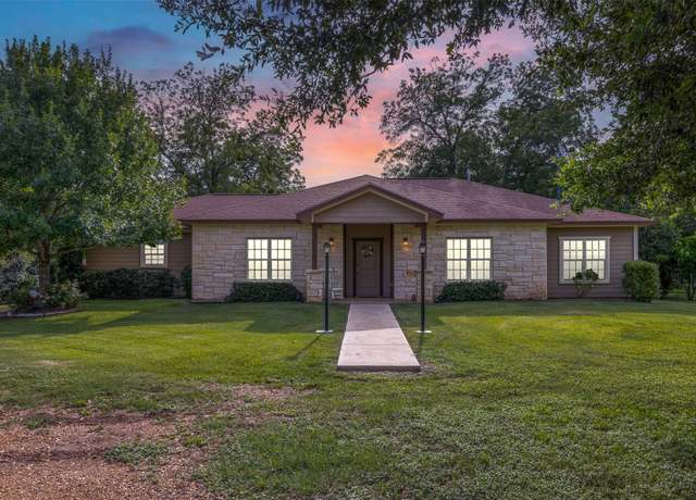 Property at 194 2 Mile Ln, Smithville, TX 78957, 3 beds, 4 baths