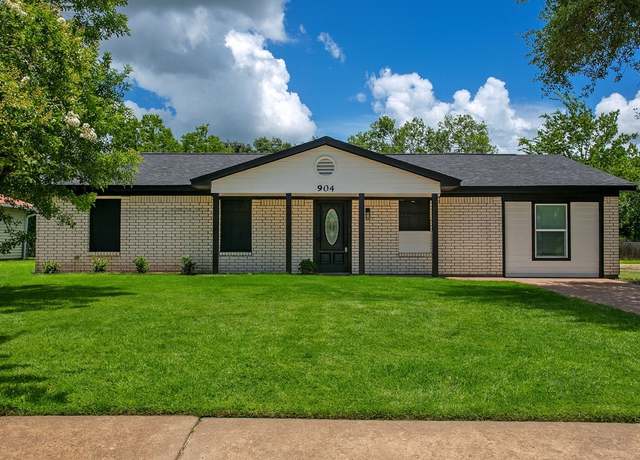 Property at 904 Dumas Dr, Bryan, TX 77803, 4 beds, 2 baths