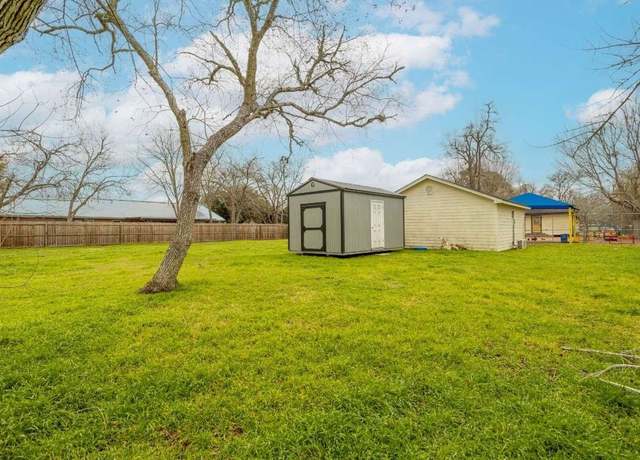 Property at 402 W Converse St, Weimar, TX 78962, 5 beds, 1 bath
