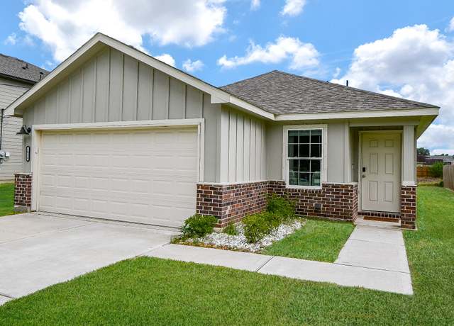 Property at 1924 Spruce St, Bay City, TX 77414, 3 beds, 2 baths