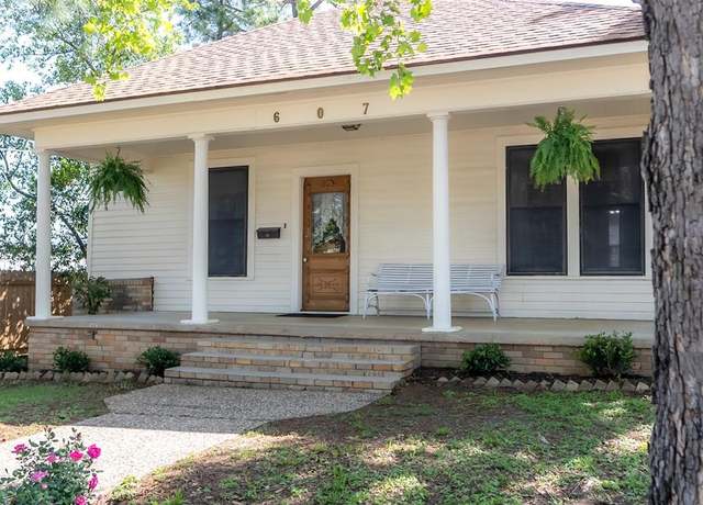 Property at 607 S Day St, Brenham, TX 77833, 5 beds, 2.5 baths