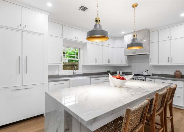 Property at 608 W Main St, Houston, TX 77006, 4 beds, 3 baths