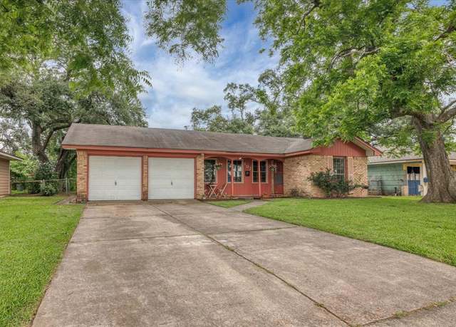 Property at 107 Ash Ln, Lake Jackson, TX 77566, 3 beds, 2 baths