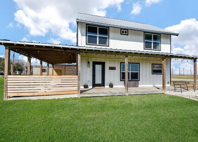 Property at 2749 W Bayshore Dr, Palacios, TX 77465, 3 beds, 2.5 baths