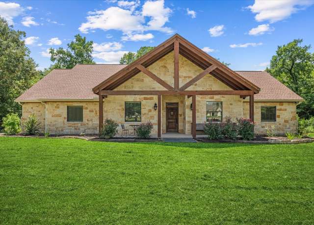 Property at 111 Heritage Oak Dr, Huntsville, TX 77320, 4 beds, 3 baths