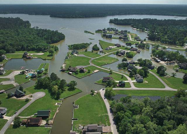 Property at 92 Wildwood Lake Dr, Huntsville, TX 77340
